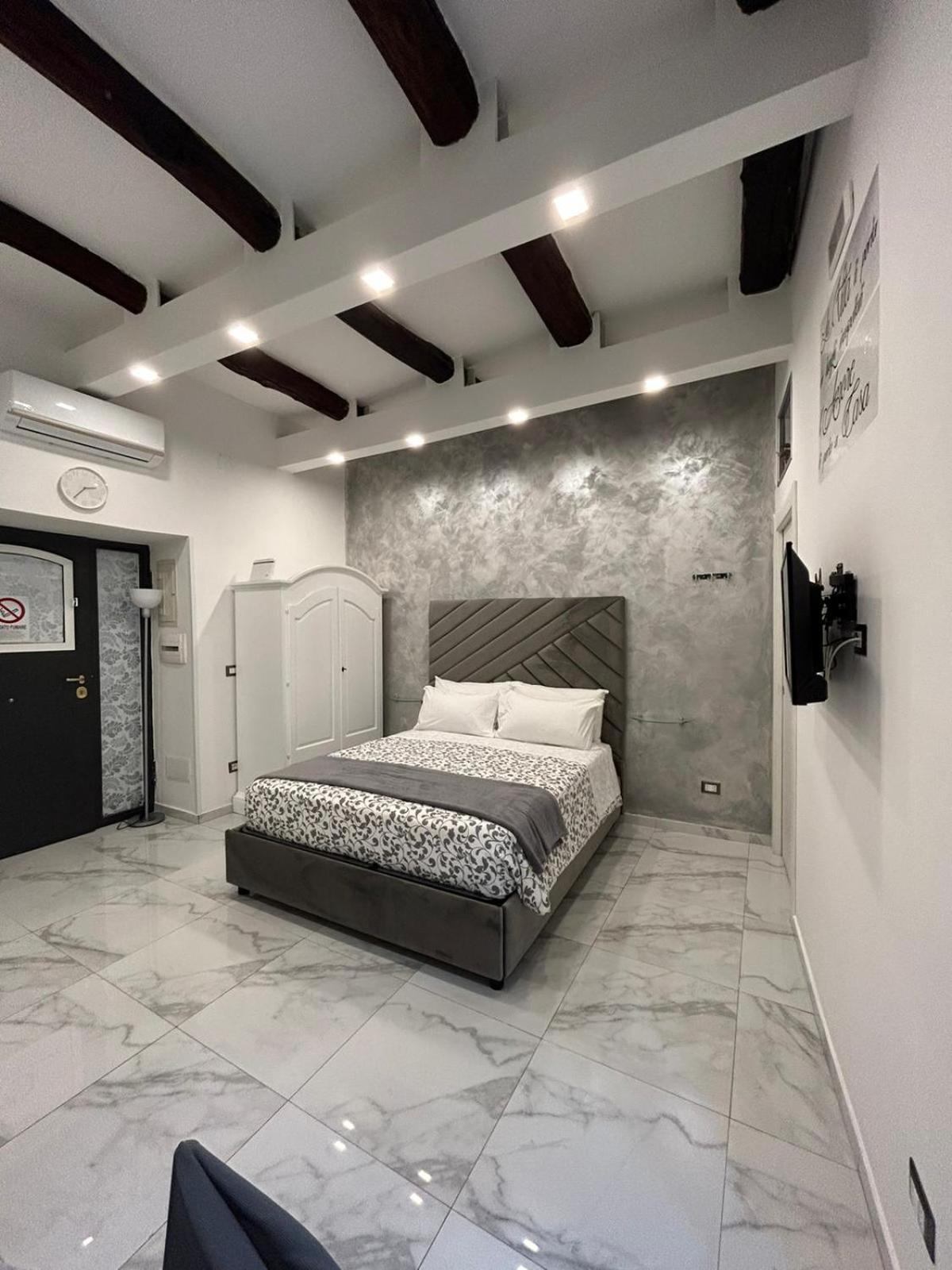 Casa Tolentino Al Centro Di Napoli Villa Exteriör bild